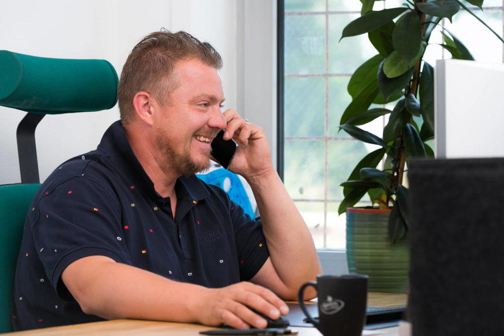Person i kontor pratar i telefon